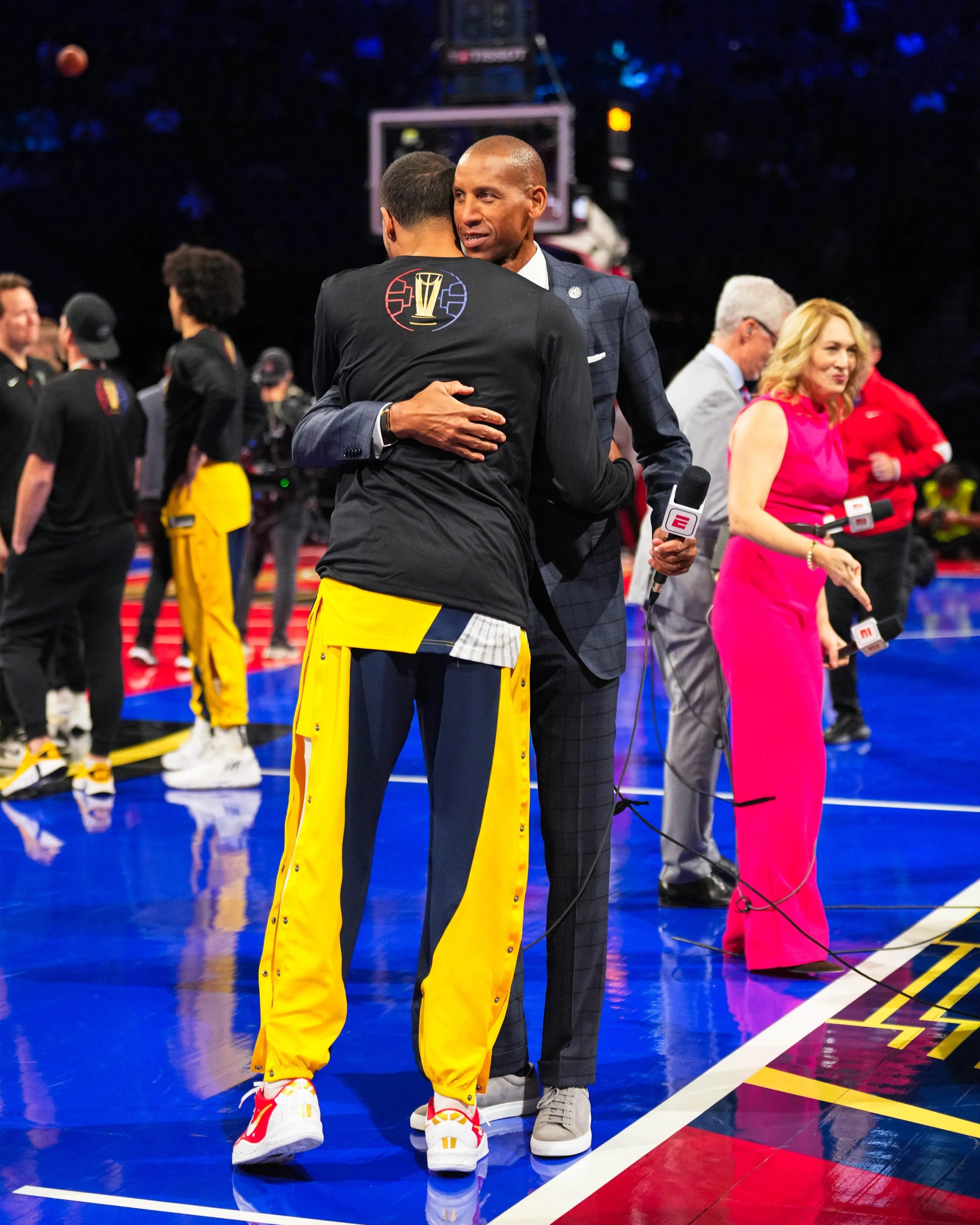 爱游戏娱乐北京首钢围绕全明星赛防线松动今晨深圳男篮备战足总杯，印第安纳步行者赛前远射贴柱瞬间刷屏的简单介绍